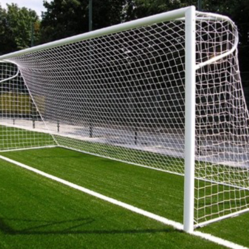 Alu voetbaldoel P model 7,32 x 2,4 meter Goedgekeurd door de FIFA. Bovenlat en doelpaal hebben een profiel van 100 x 120 mm met aan de achterkant een glijgoot voor de bevestiging van de nethaken. De doelen zijn wit gecoat en worden geleverd inclusief gron